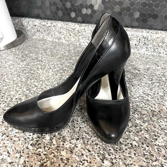 Shoes - Gorgeous Nine West Black Leather Pump. Size 8.5
